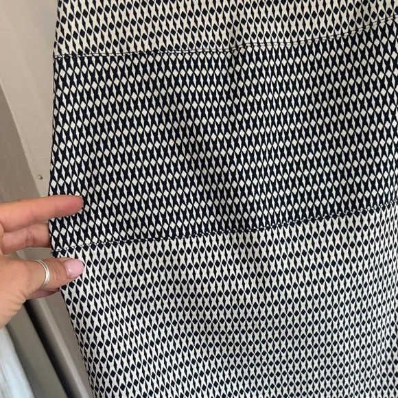 Artelier Nicole Miller Elegant Blue and White Patterned Dress - Picture 4 of 7